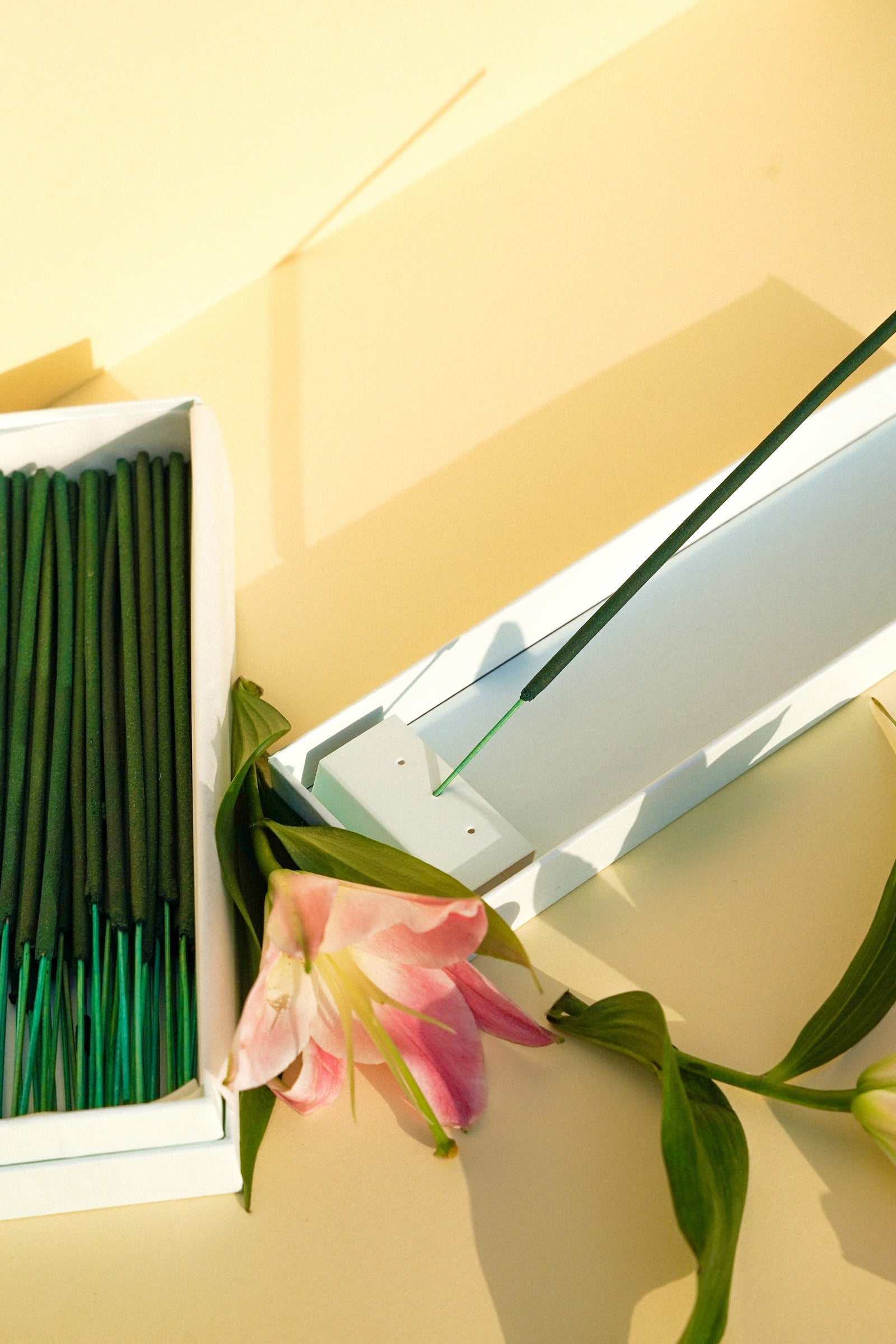 WHITE PROMENADE INCENSE STICKS